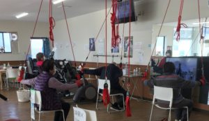 レッドコードで身体をひねっている様子