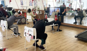 レッドコードをリハビリ型介護施設でしている様子